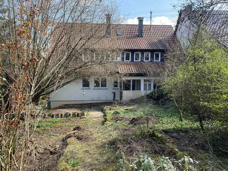 Hausansicht Garten - Zweifamilienhaus in 70794 Filderstadt mit 174m² kaufen