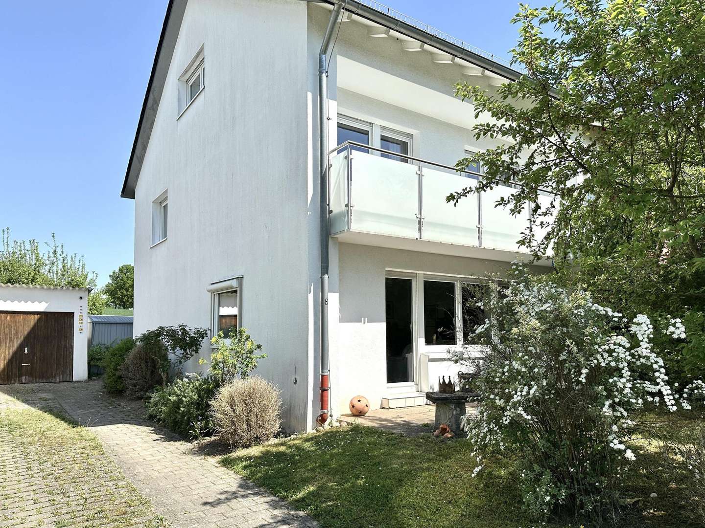 Einfahrt mit Garage - Doppelhaushälfte in 70771 Leinfelden-Echterdingen mit 124m² kaufen