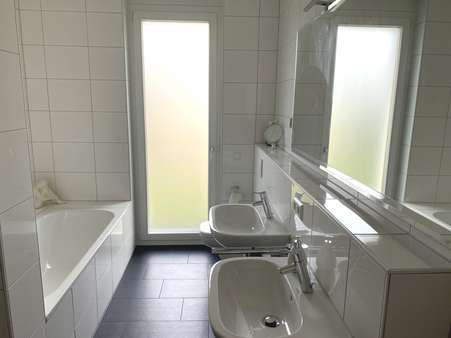 Badezimmer mit großem Fenster - Erdgeschosswohnung in 70619 Stuttgart mit 120m² kaufen