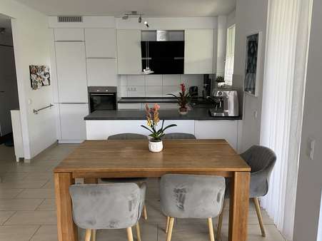 Essplatz mit offener Küche - Erdgeschosswohnung in 70619 Stuttgart mit 120m² kaufen