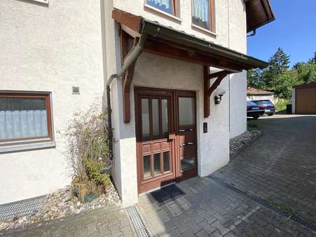 Gebäudezugang Gebäudezugang - Erdgeschosswohnung in 72644 Oberboihingen mit 76m² kaufen