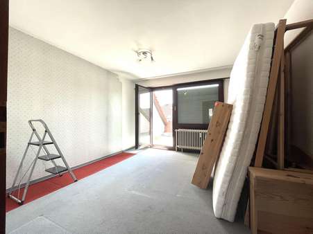 Schlafzimmer mit Zugang Dachbalkon - Dachgeschosswohnung in 70794 Filderstadt mit 64m² kaufen