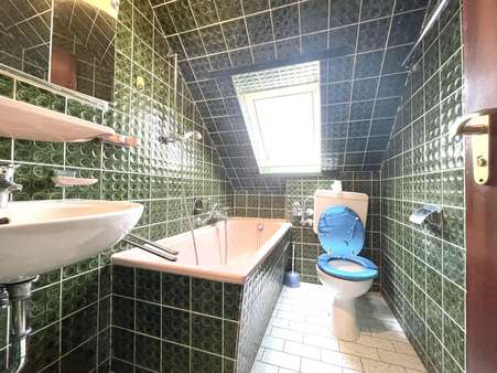 Wannenbad / WC - Dachgeschosswohnung in 70794 Filderstadt mit 64m² kaufen