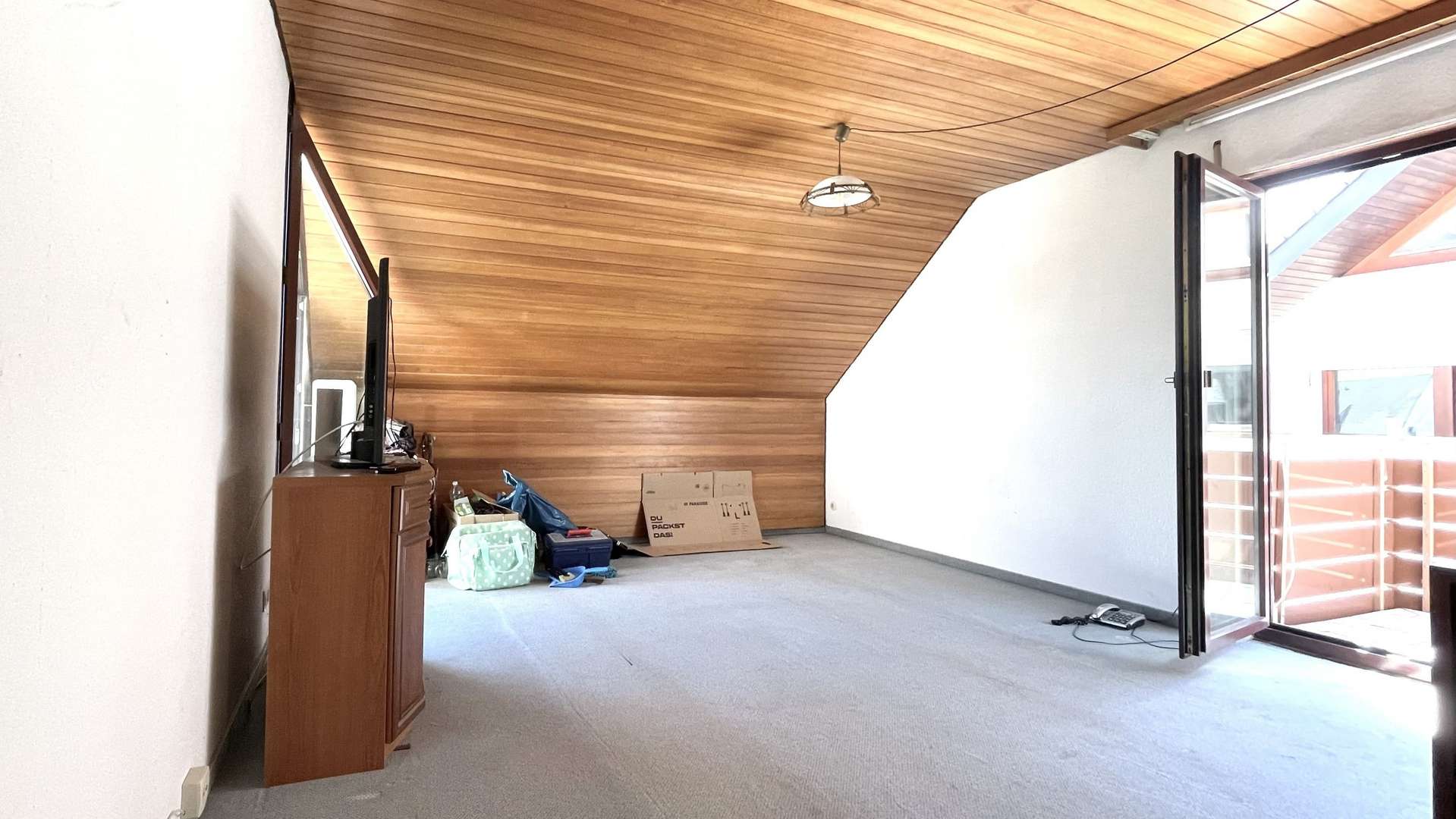 Wohnzimmer mit Holzeinbauten - Dachgeschosswohnung in 70794 Filderstadt mit 64m² kaufen