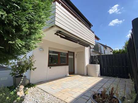 Terrasse auf der Südseite des Hauses Terrasse auf der Südseite des Hauses - Doppelhaushälfte in 72663 Großbettlingen mit 106m² kaufen