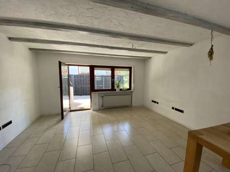 Wohn-/Esszimmer im Erdgeschoss Wohn-/Esszimmer im Erdgeschoss - Doppelhaushälfte in 72663 Großbettlingen mit 106m² kaufen