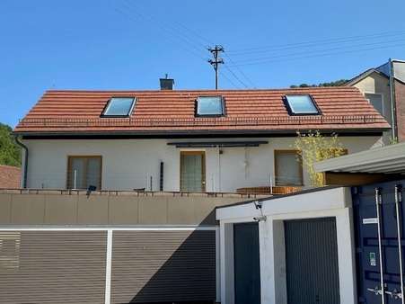 Seitenansicht des Hauses Seitenansicht des Hauses - Einfamilienhaus in 73252 Lenningen mit 110m² kaufen