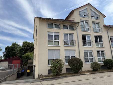 Außenansicht Straßenseite - Einfahrt zur Tiefgarage - Erdgeschosswohnung in 73734 Esslingen mit 89m² kaufen