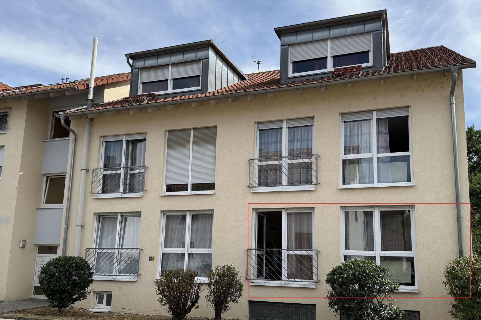 Straßenansicht Eingangsbereich - Erdgeschosswohnung in 73734 Esslingen mit 89m² kaufen