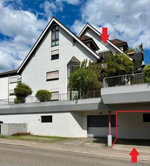Außenaufnahme Straßenseite mit Blick auf Carport Außenaufnahme Straßenseite mit Blick auf Carport - Maisonette-Wohnung in 73732 Esslingen mit 66m² kaufen