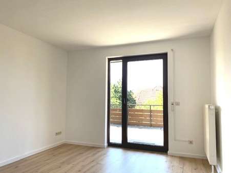 Wohnbereich mit Zugang Balkon - Etagenwohnung in 73268 Erkenbrechtsweiler mit 65m² kaufen