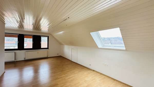 Wohnzimmer - Dachgeschosswohnung in 73525 Schwäbisch Gmünd mit 141m² kaufen