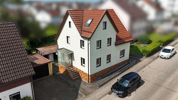 Ansicht mit Hauseingang - Einfamilienhaus in 73434 Aalen mit 108m² kaufen