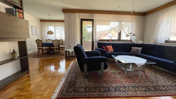 Wohnzimmer mit Balkon - Etagenwohnung in 73447 Oberkochen mit 107m² kaufen