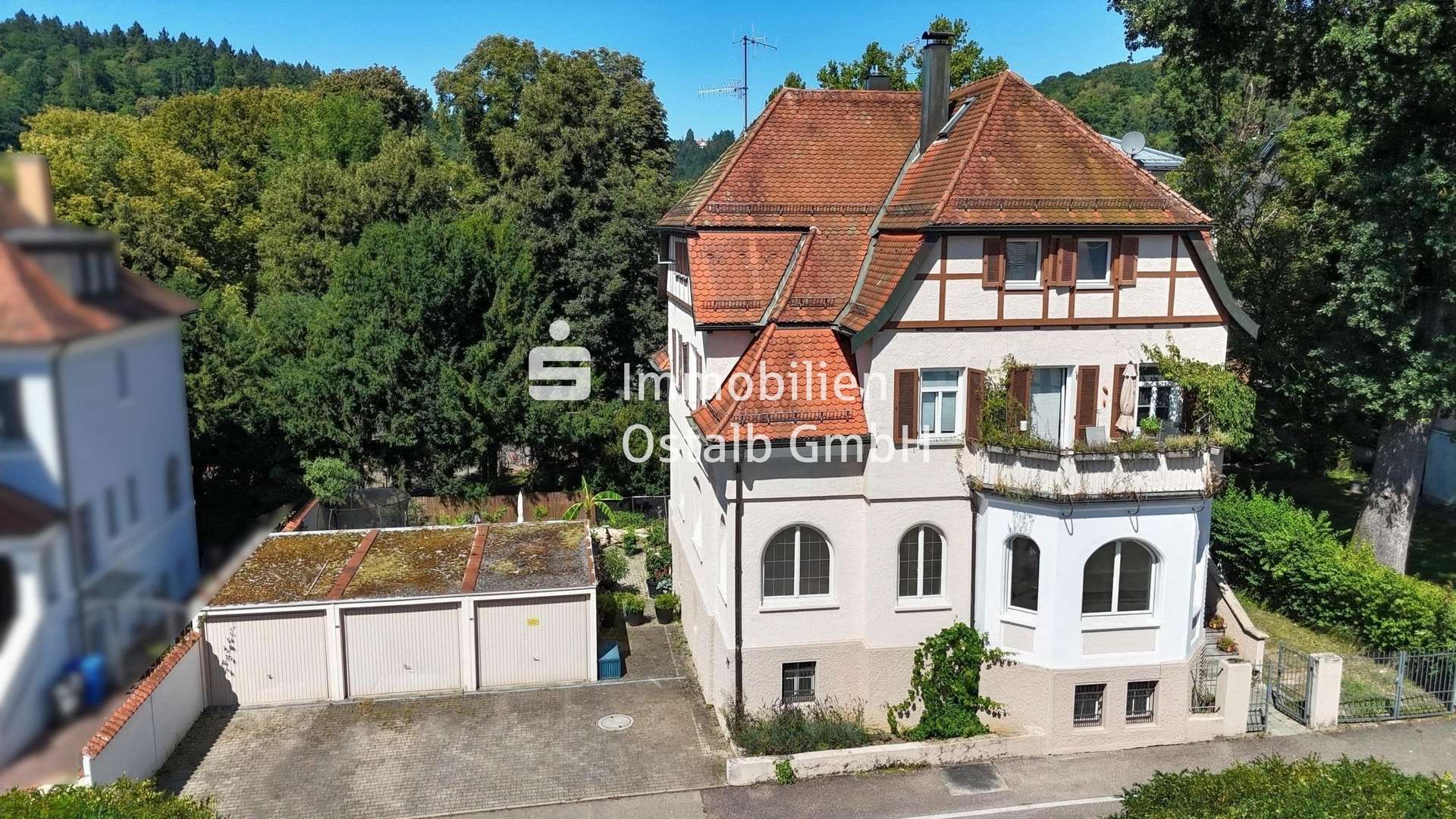 Außenansicht mit Garagen Außenansicht mit Garagen - Mehrfamilienhaus in 73525 Schwäbisch Gmünd mit 319m² kaufen