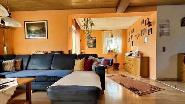 Wohn-/ Esszimmer Erdgeschoss - Zweifamilienhaus in 73563 Mögglingen mit 187m² kaufen