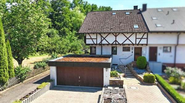 Außenansicht - Zweifamilienhaus in 73527 Täferrot mit 158m² kaufen