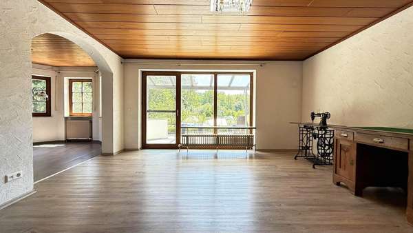 Wohnzimmer Erdgeschoss - Zweifamilienhaus in 73527 Täferrot mit 158m² kaufen