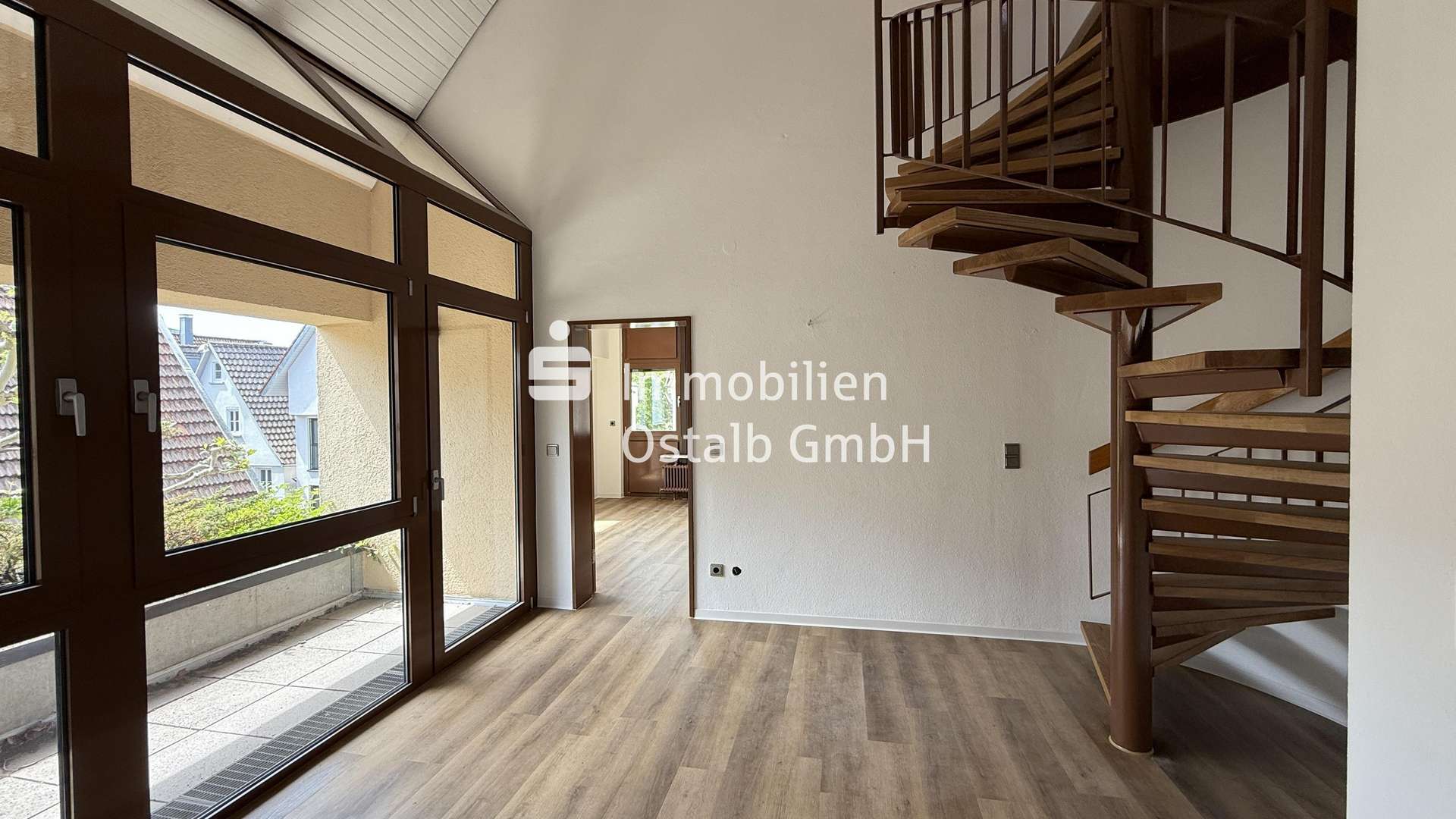 Durchgangsraum mit Balkon - Maisonette-Wohnung in 73430 Aalen mit 135m² mieten