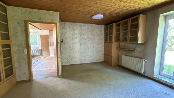 Wohnzimmer mit Gartenzugang Erdgeschoss - Einfamilienhaus in 73450 Neresheim mit 209m² kaufen