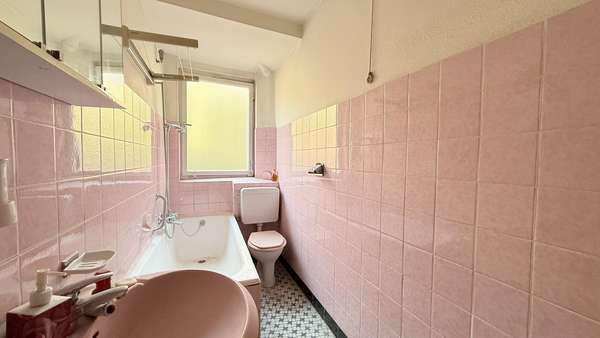 Badezimmer Obergeschoss Badezimmer Obergeschoss - Mehrfamilienhaus in 73525 Schwäbisch Gmünd mit 166m² kaufen