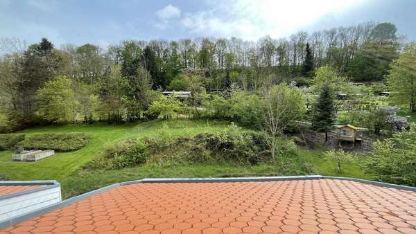 Ausblick in den Garten - Zweifamilienhaus in 73540 Heubach mit 379m² kaufen