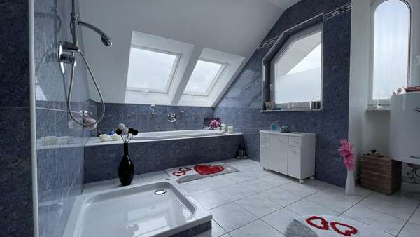 Badezimmer Dachgeschoss - Zweifamilienhaus in 73540 Heubach mit 379m² kaufen