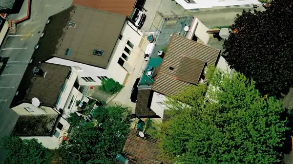 Gepflegtes Wohnhaus mit Werkstatt/Halle