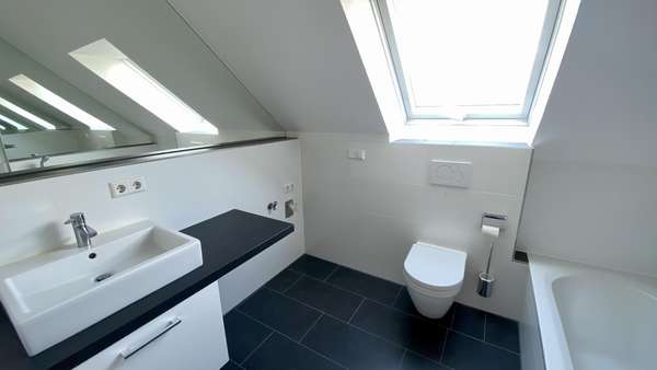 Badezimmer - Dachgeschosswohnung in 74196 Neuenstadt mit 69m² kaufen