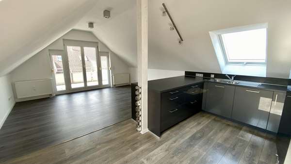 Wohnbereich mit Küche - Dachgeschosswohnung in 74196 Neuenstadt mit 69m² kaufen