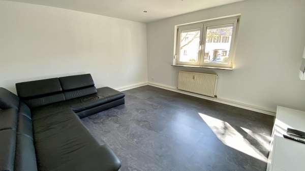 Wohnzimmer - Erdgeschosswohnung in 74199 Untergruppenbach mit 69m² kaufen