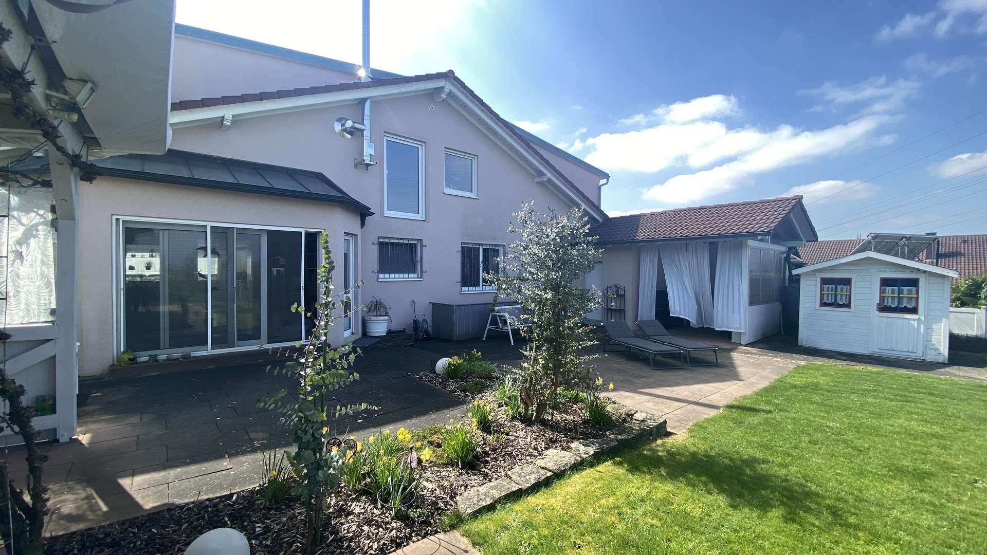 Weitläufiger Garten Weitläufiger Garten - Zweifamilienhaus in 75031 Eppingen mit 241m² kaufen