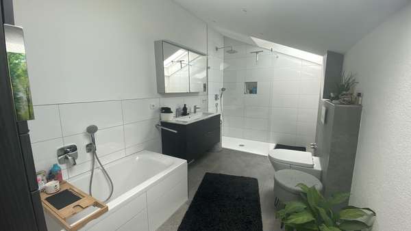 Modernes Badezimmer DG - Zweifamilienhaus in 75031 Eppingen mit 241m² kaufen