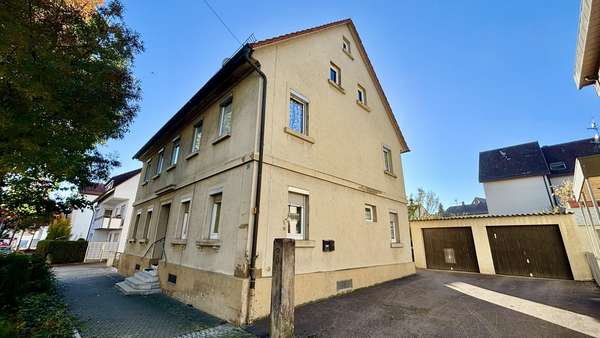 Straßenansicht mit Einfahrt/Doppelgarage Straßenansicht mit Einfahrt/Doppelgarage - Zweifamilienhaus in 74080 Heilbronn mit 179m² kaufen