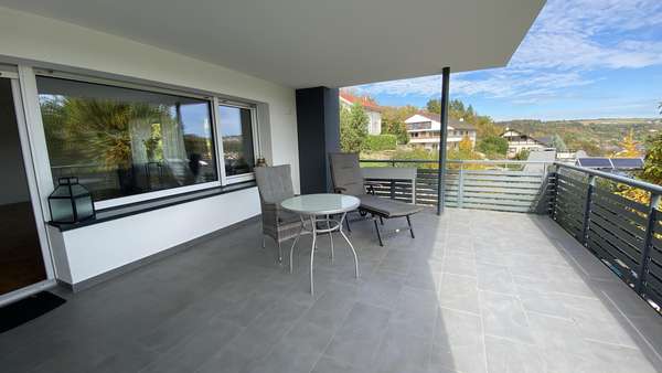 Wie ein zweites Wohnzimmer: Großer, überdachter Balkon - Villa in 74861 Neudenau mit 292m² kaufen