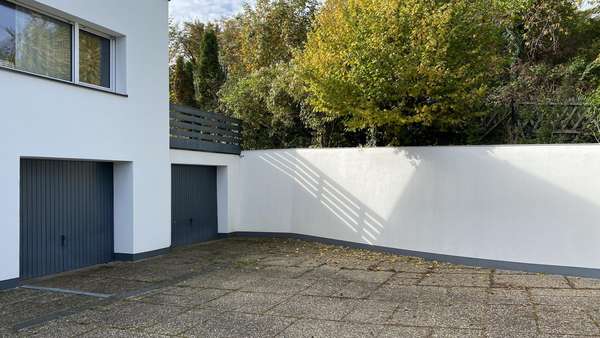 Hofeinfahrt - Villa in 74861 Neudenau mit 292m² kaufen