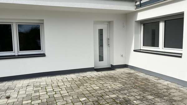 Zweiter Eingang (Einliegerwohnung möglich) - Villa in 74861 Neudenau mit 292m² kaufen