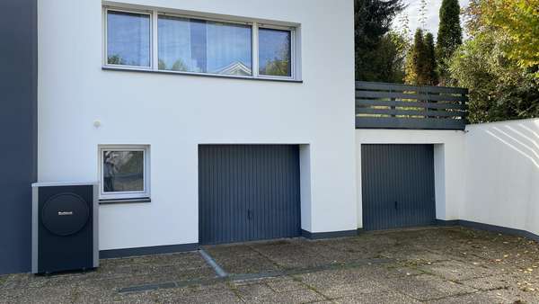Zwei von insgesamt drei Garagen - Villa in 74861 Neudenau mit 292m² kaufen