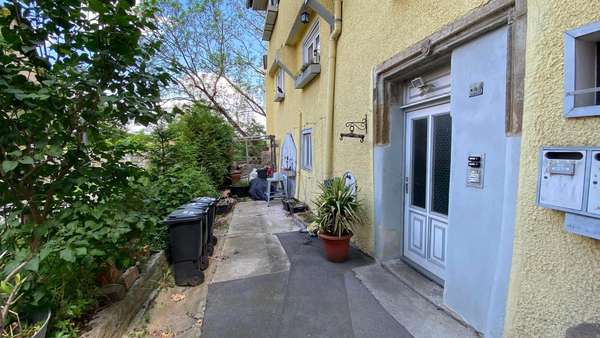 Hauseingang mit Freisitz - Zweifamilienhaus in 74348 Lauffen mit 150m² kaufen