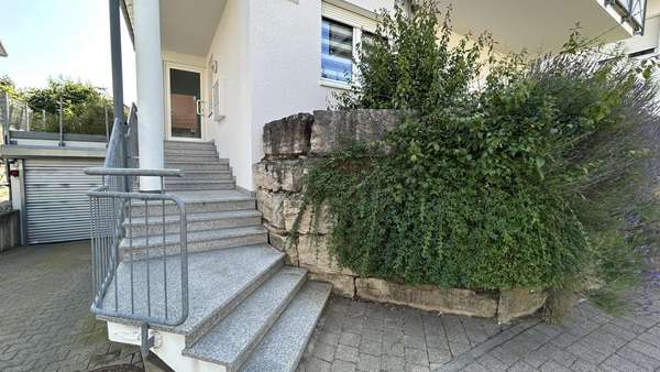 Garageneinfahrt und Hauseingang - Maisonette-Wohnung in 74211 Leingarten mit 102m² kaufen