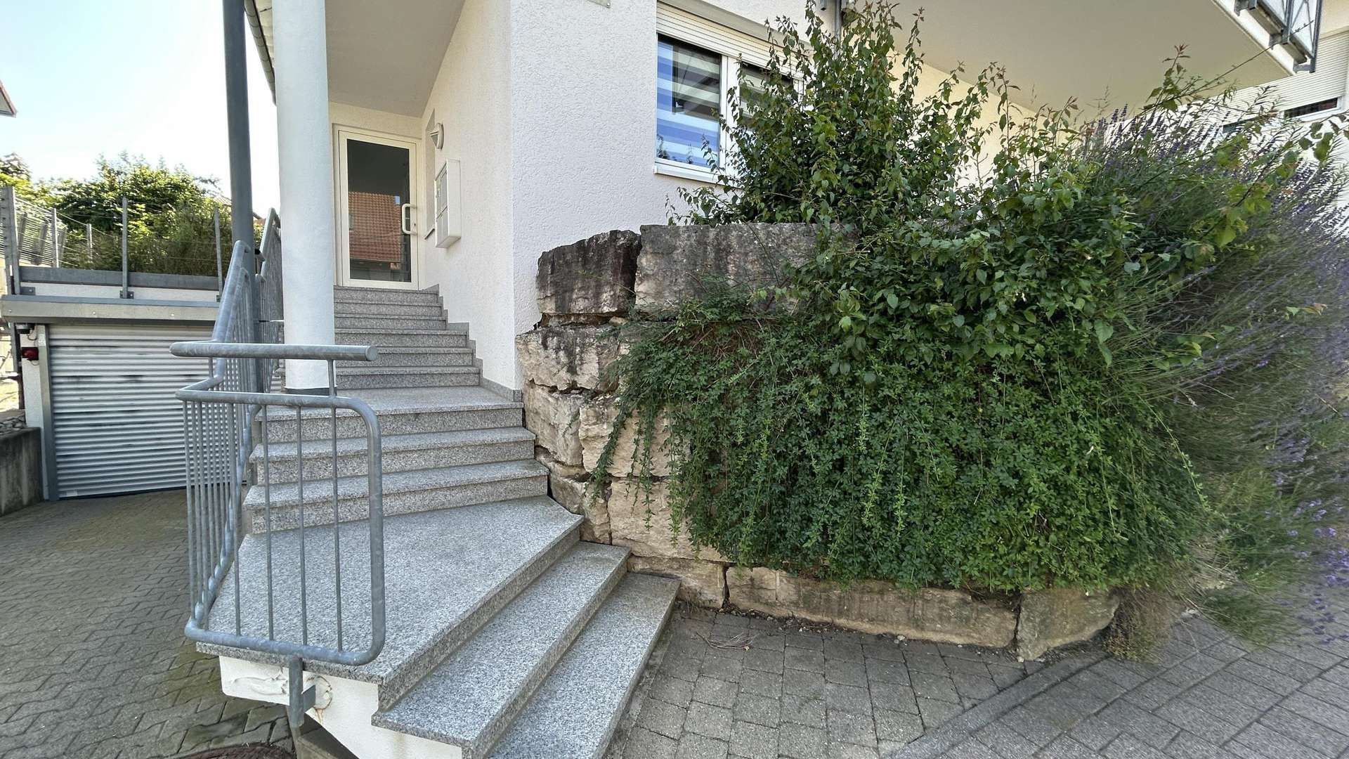 Garageneinfahrt und Hauseingang