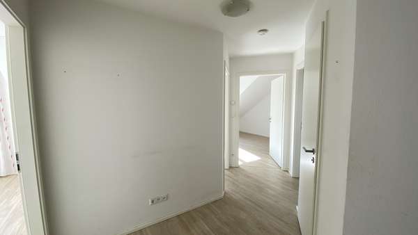 Flur Flur - Dachgeschosswohnung in 74182 Obersulm mit 91m² kaufen