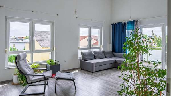 Wohnzimmer - Dachgeschosswohnung in 74257 Untereisesheim mit 102m² kaufen