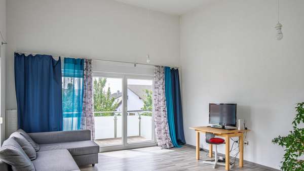 Wohnzimmer mit Ausgang zur Terrasse - Dachgeschosswohnung in 74257 Untereisesheim mit 102m² kaufen