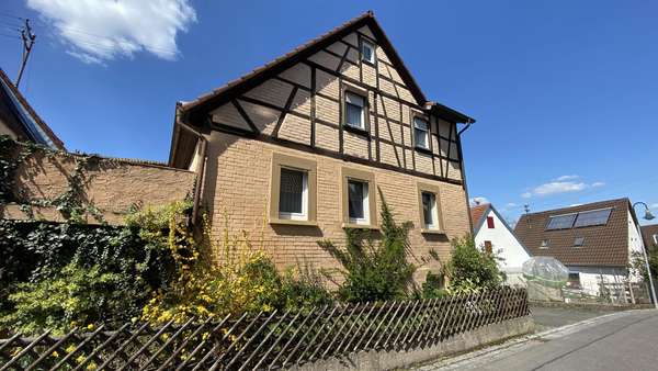 Blick von der Straße - Einfamilienhaus in 74389 Cleebronn mit 150m² kaufen