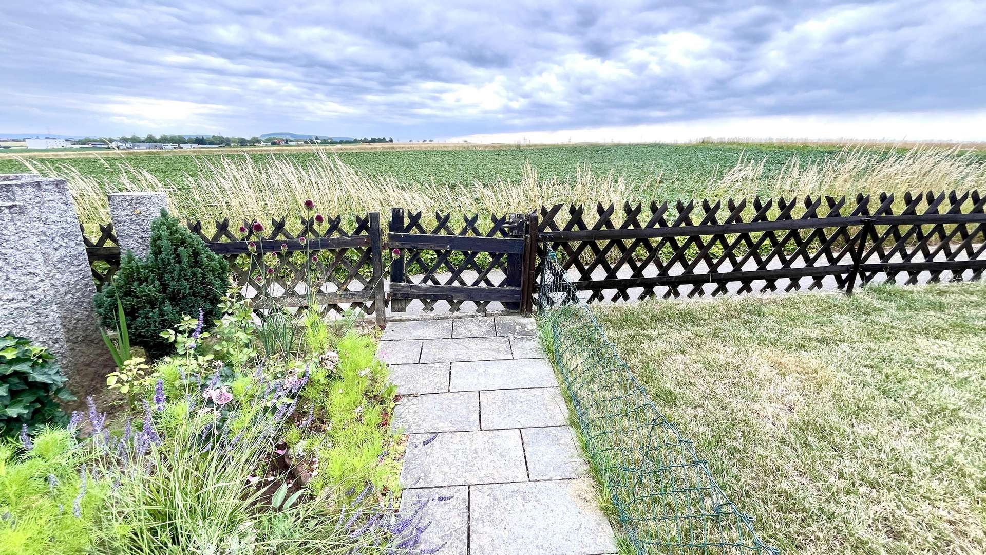 Garten mit Feldaussicht Garten mit Feldaussicht - Reihenmittelhaus in 74080 Heilbronn mit 114m² kaufen