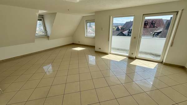Wohnzimmer - Dachgeschosswohnung in 74831 Gundelsheim mit 115m² kaufen