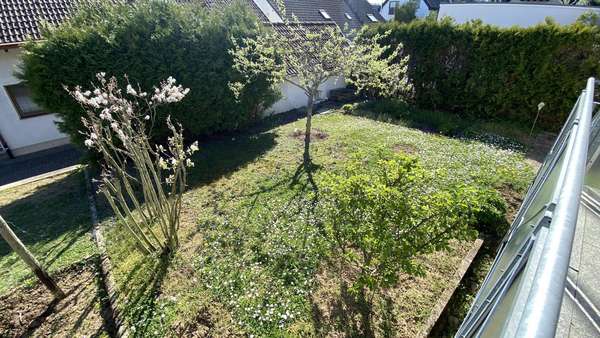 Blick in den Garten - Doppelhaushälfte in 74336 Brackenheim mit 113m² kaufen