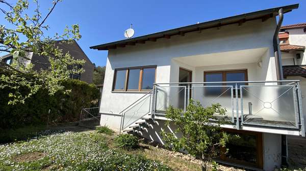 Gartenseite mit Treppe vom Balkon in den Garten - Doppelhaushälfte in 74336 Brackenheim mit 113m² kaufen