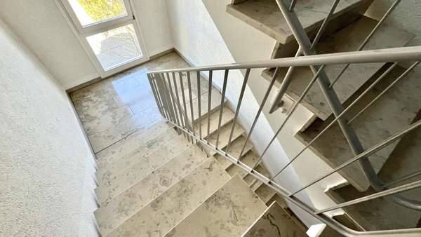 Gepflegtes Treppenhaus Gepflegtes Treppenhaus - Galerie in 74074 Heilbronn mit 82m² kaufen